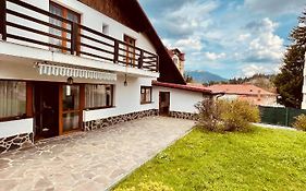 Cheerful 4-Bedroom & Kids Friendly Home